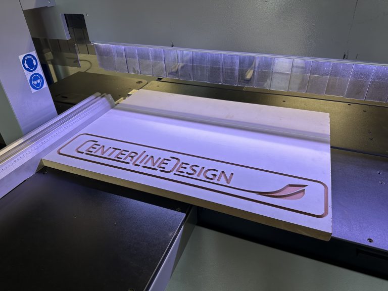Centerline-Logo in Holz gefräst