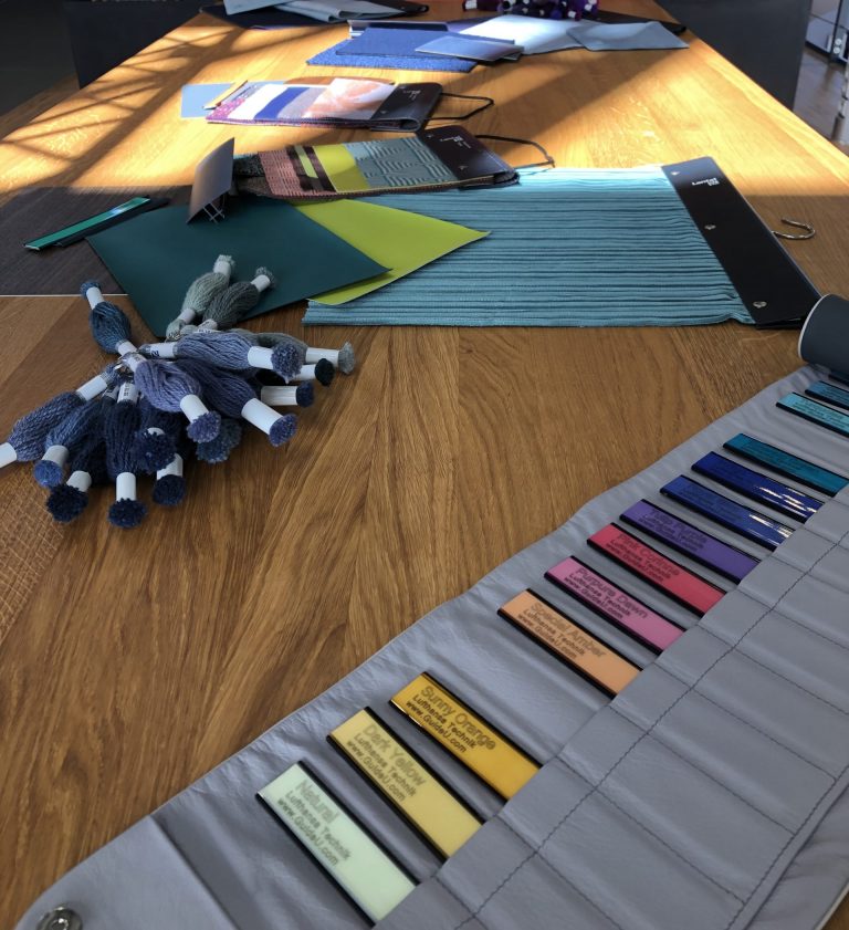 Tisch mit verschiedenen Materialien zur Auswahl.